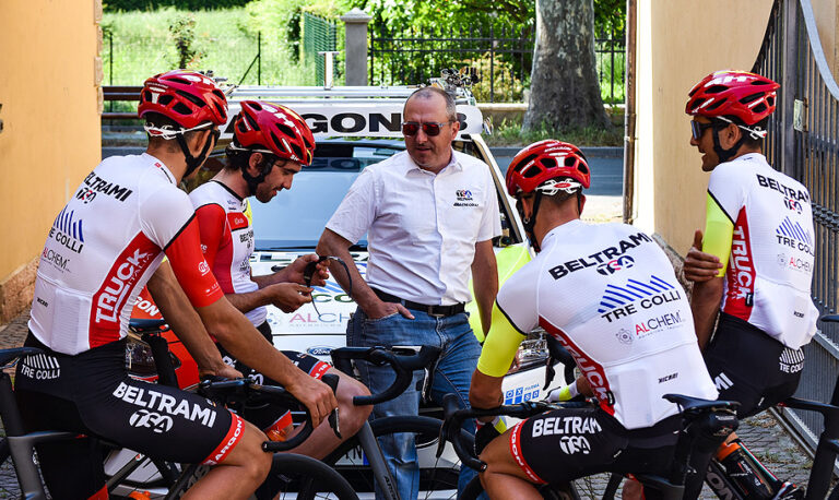 Alchem abrasivi - sponsor team Beltrami TSA Tre Colli ciclismo team all'esterno dell'azienda