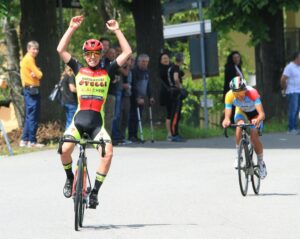 Vista di un ciclista che festeggia dopo l'arrivo al giro del Friuli 