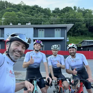 Selfie scattato dai quattro componenti del team ciclistico Alchem di fronte allo stabilimento in località Casto
